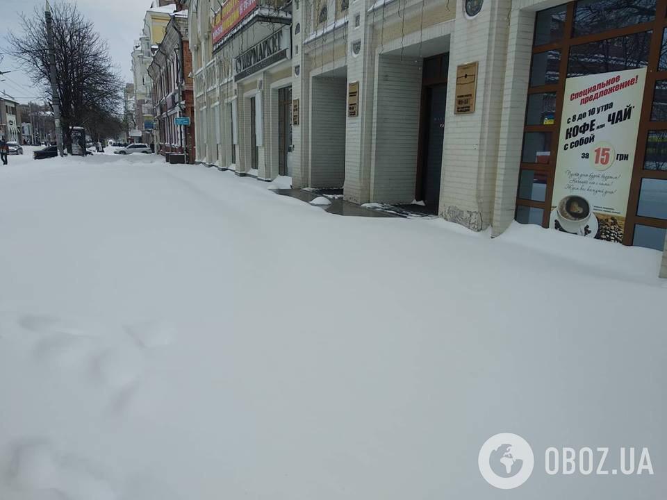 Пешком по сугробам: в Днепре возник снежный коллапс