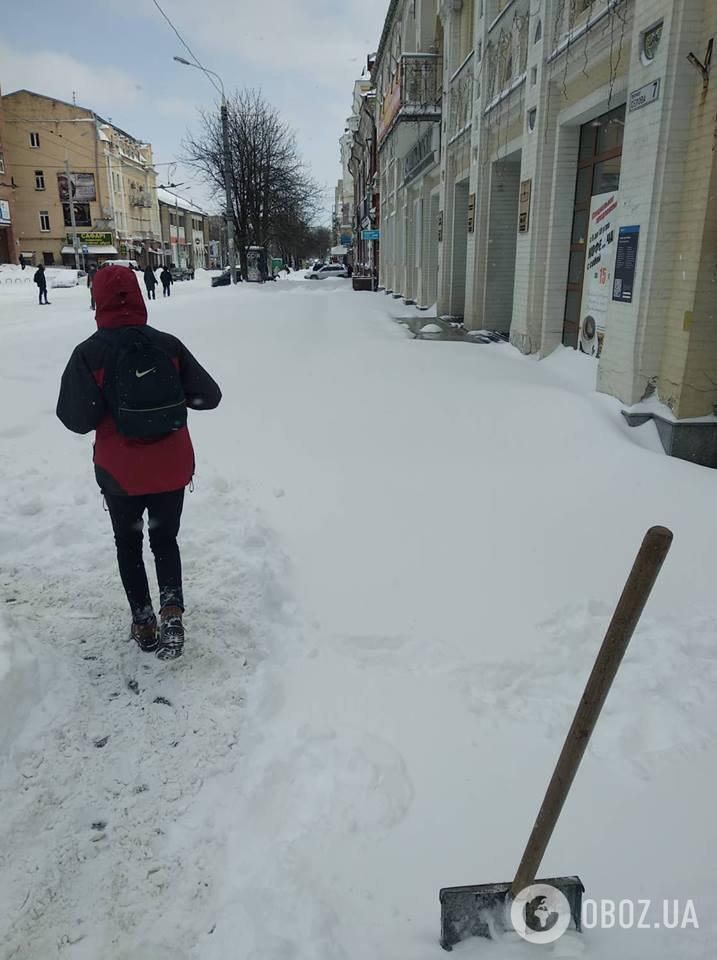 Пешком по сугробам: в Днепре возник снежный коллапс