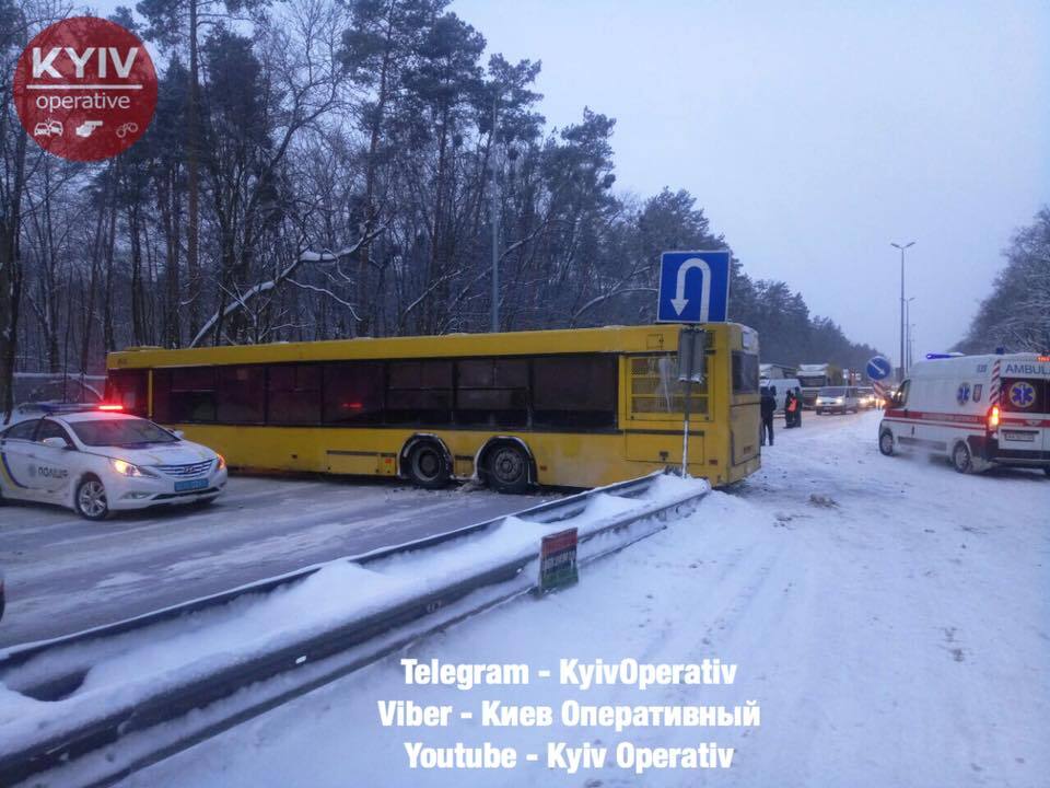 На в'їзді до Києва маршрутка з дітьми протаранила автобус: рух паралізовано