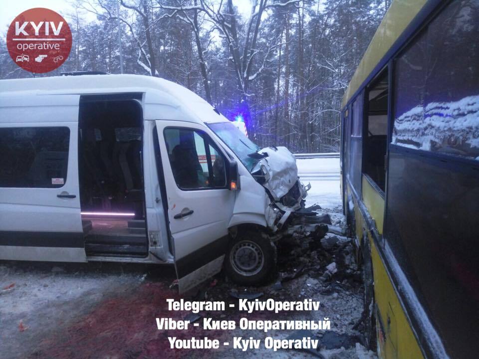 На въезде в Киев маршрутка с детьми протаранила автобус: движение парализовано 