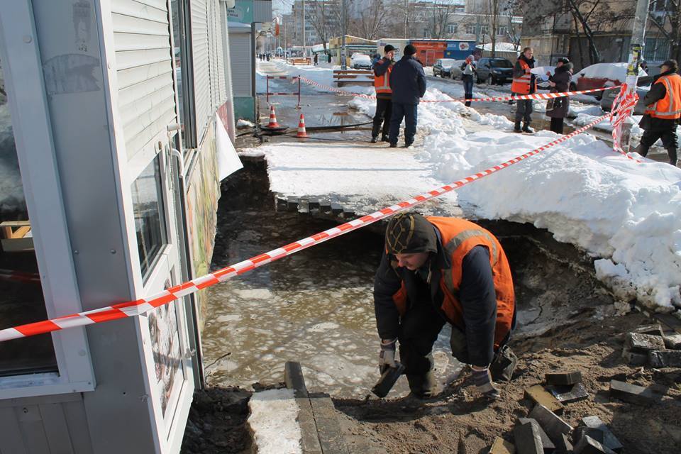 Плавають авто та сміття: у Києві затопило мікрорайон