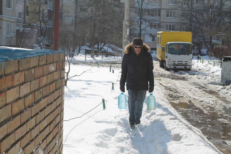 Плавають авто та сміття: у Києві затопило мікрорайон