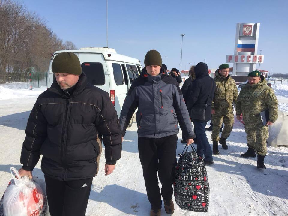 Обмін відбувся: в Києві зустріли звільнених з полону РФ прикордонників 