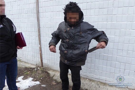 Напал и ограбил ребенка: в Киеве прохожие поймали вора