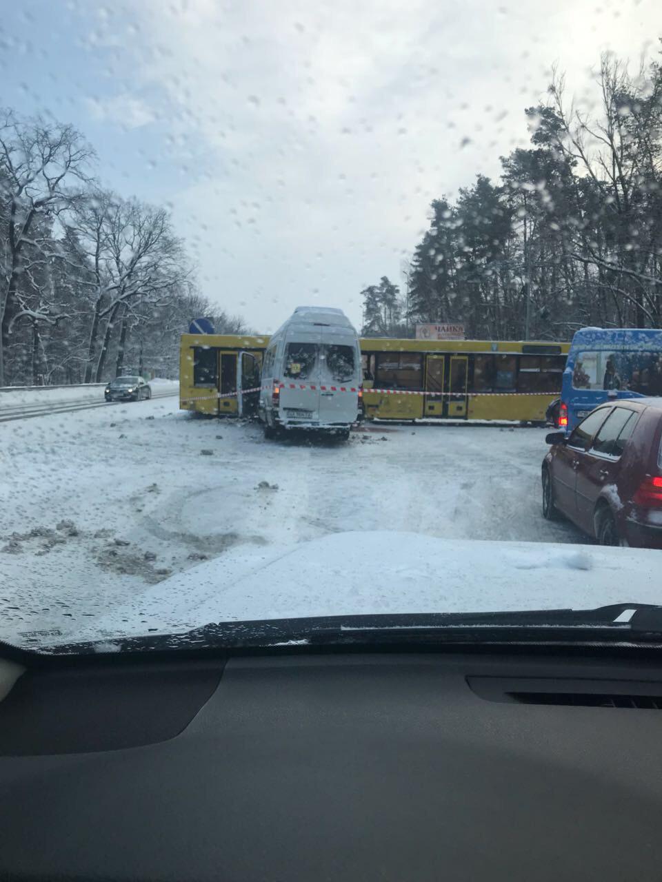 На въезде в Киев маршрутка с детьми протаранила автобус: движение парализовано 