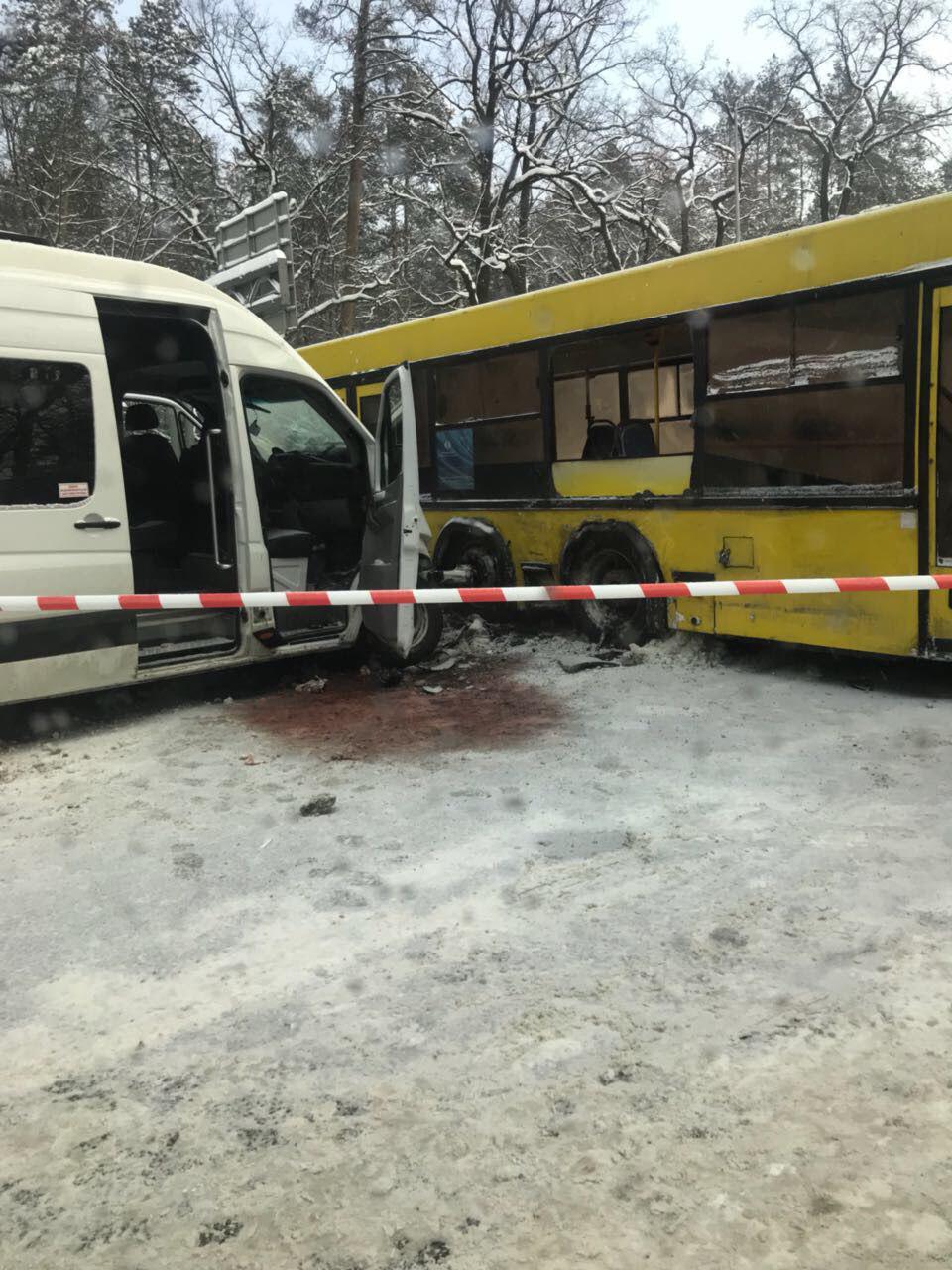 На в'їзді до Києва маршрутка з дітьми протаранила автобус: рух паралізовано