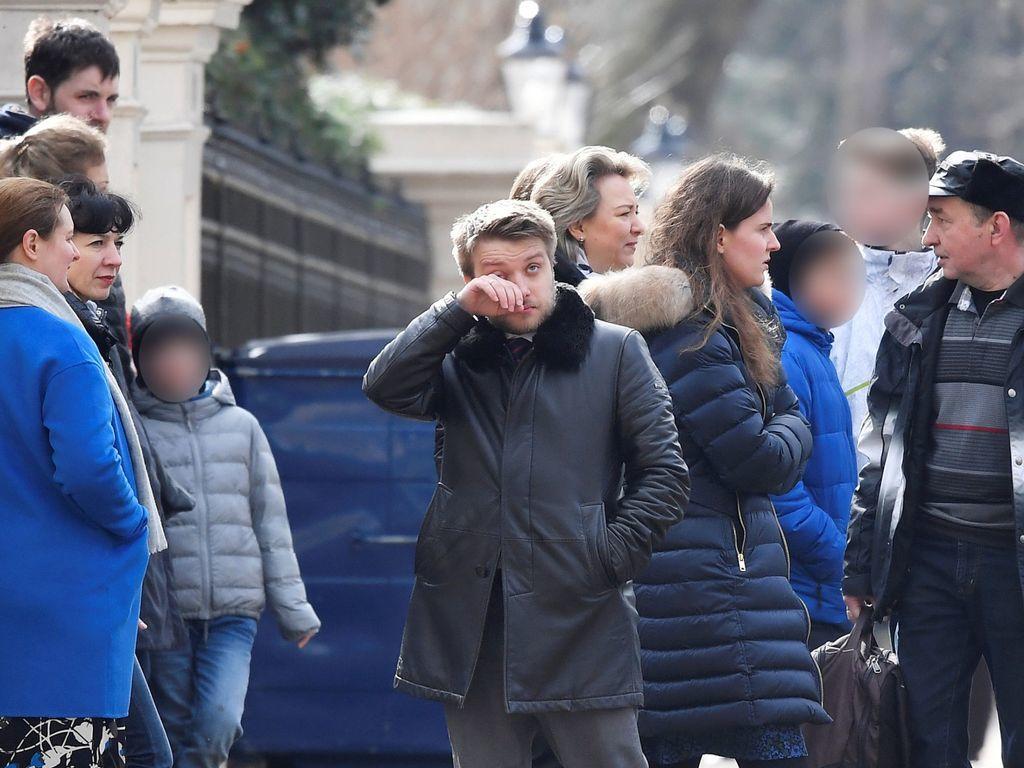 Отравление Скрипаля: 23 дипломата РФ выехали из посольства в Лондоне