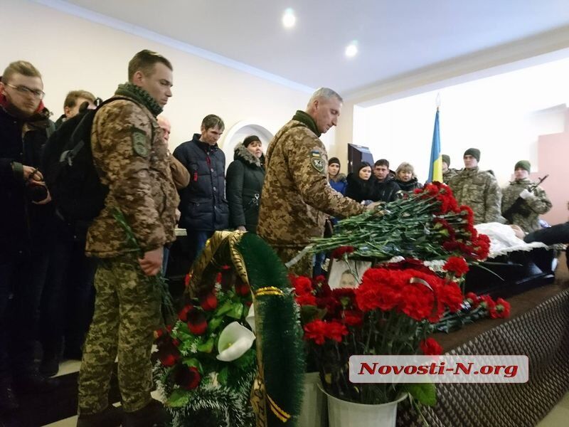 В полной тишине: в Николаеве попрощались с легендарным Героем Волошиным