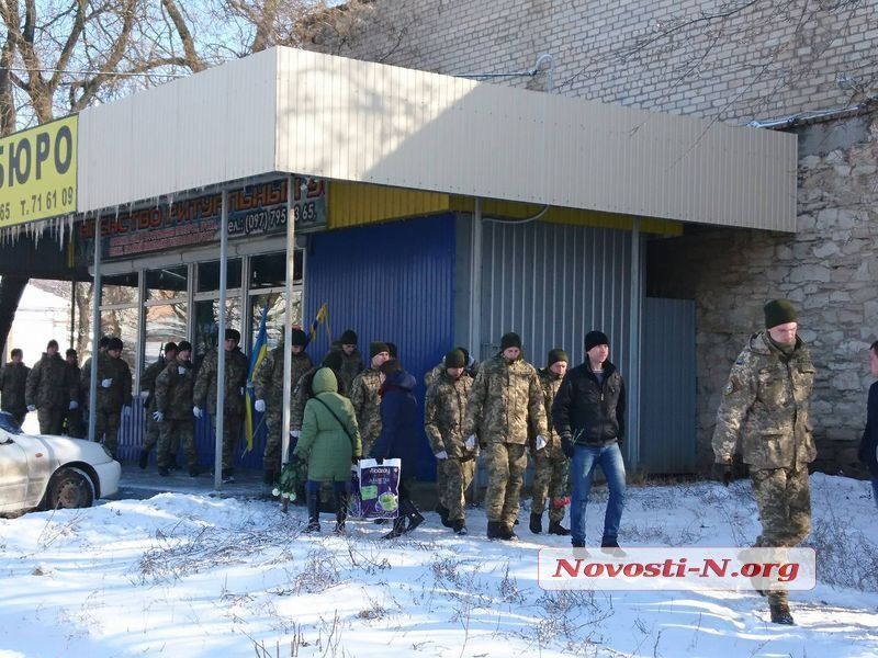 В полной тишине: в Николаеве попрощались с легендарным Героем Волошиным