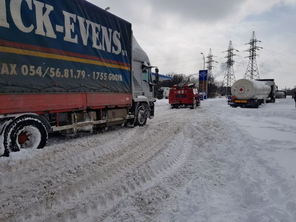 Украина попала в снежный плен: последствия непогоды. Карта пробок