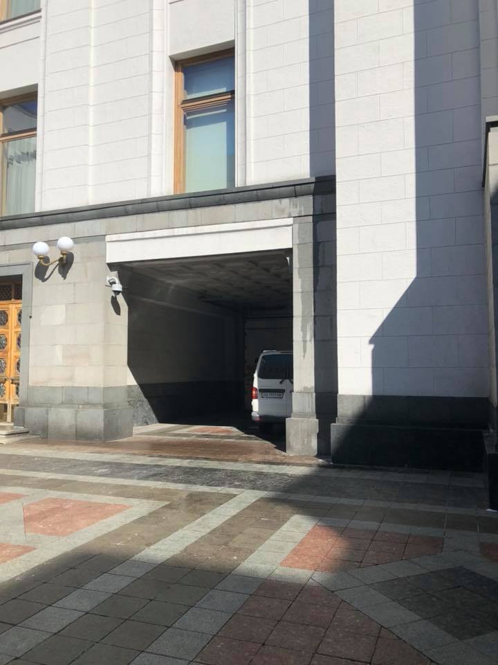 "Надю чекають": під Раду пригнали "бусіки" за Савченко