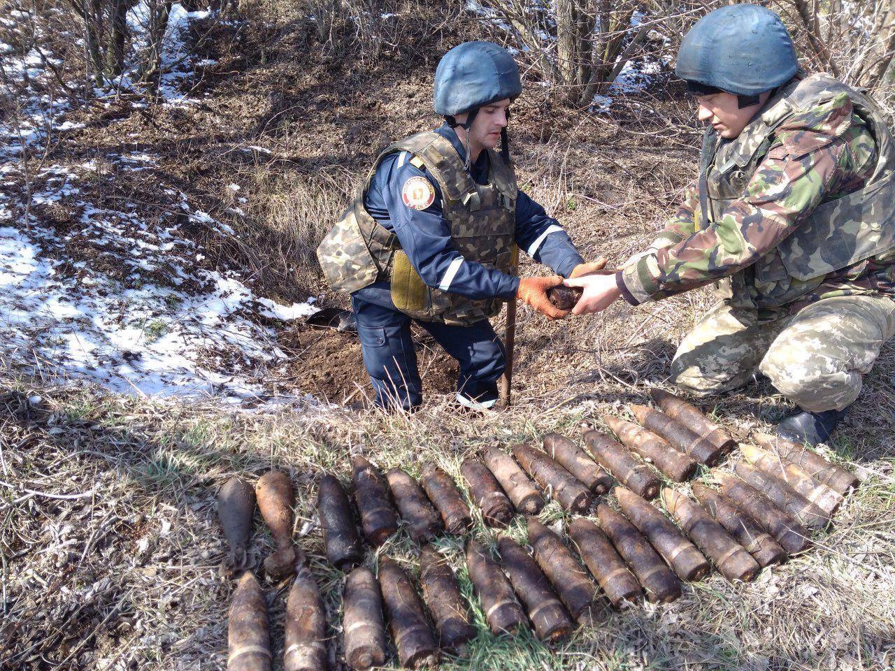 Саперы обнаружили арсенал снарядов в Запорожской области (ФОТО)