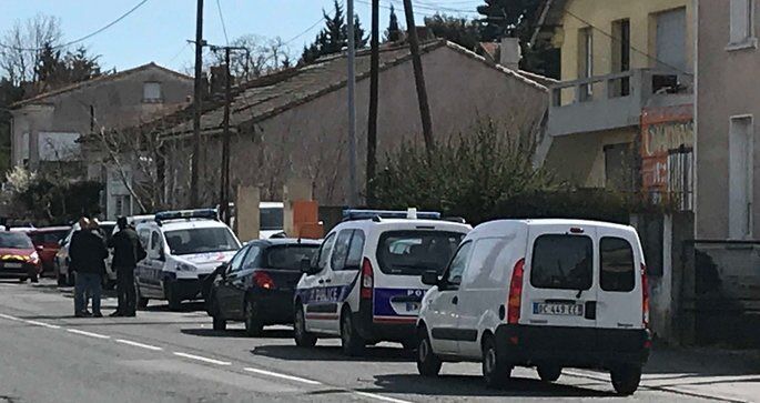 Во Франции со стрельбой захватили заложников: все подробности