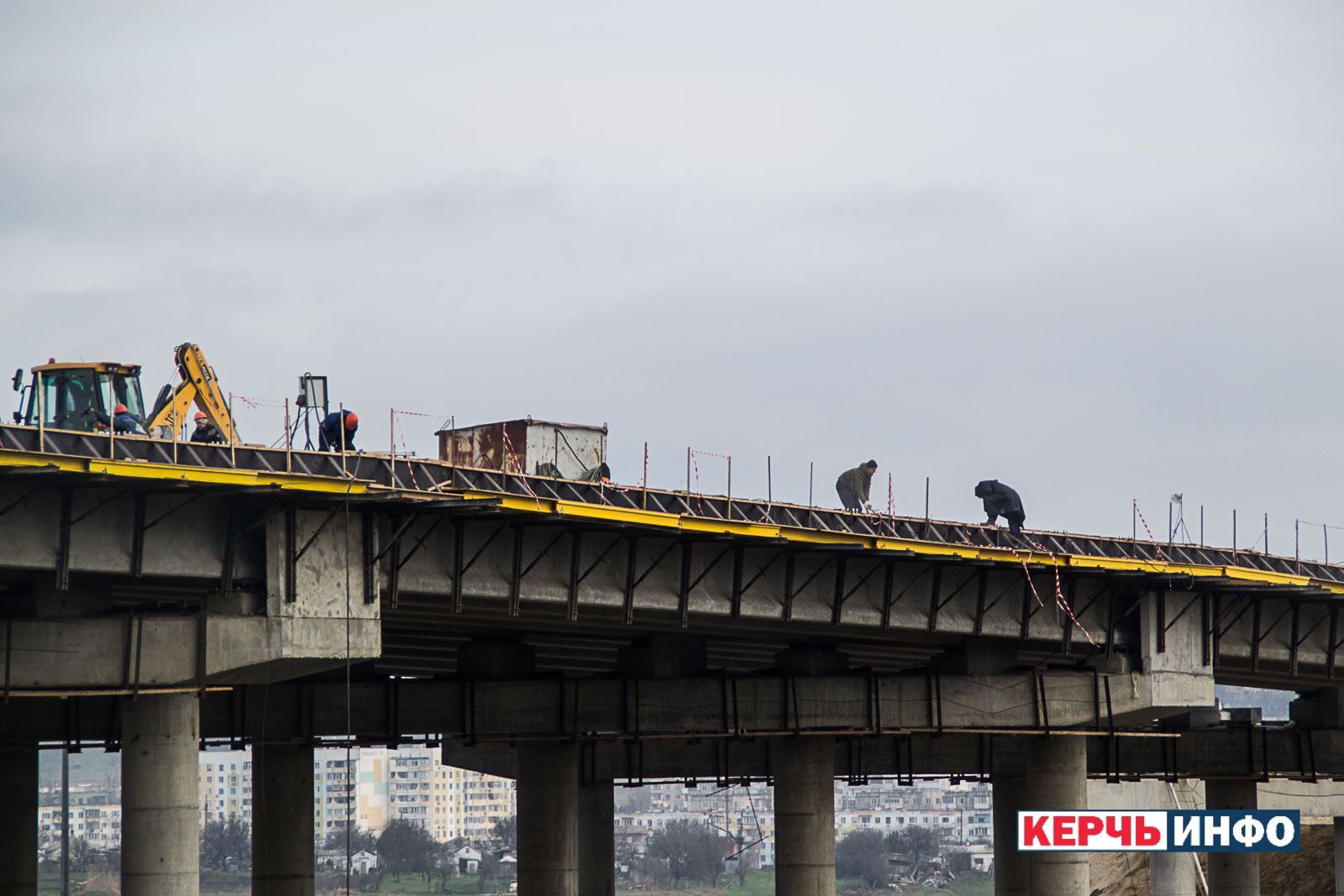 Окупанти похвалилися темпами будівництва Кримського моста: опубліковані фото