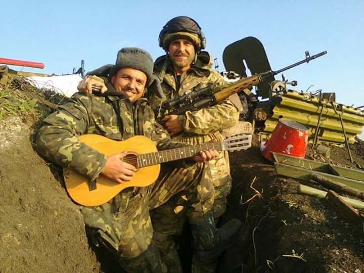 Александр Польянов (слева) и Алексей Бережко - бойцы сводного отряда "Дика качка"