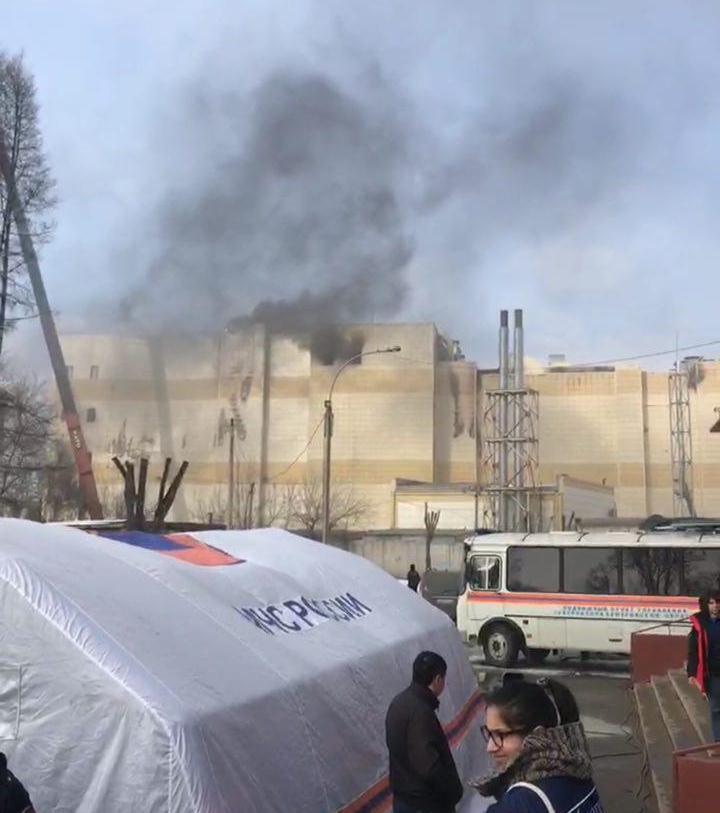 "Валит чёрный дым": торговый центр в Кемерово вновь загорелся