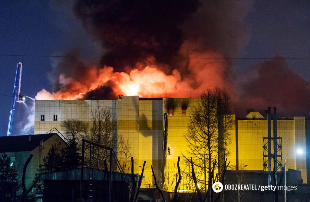 Діти стрибали з вікон: в Росії сталася пожежа в ТЦ, понад 60 жертв