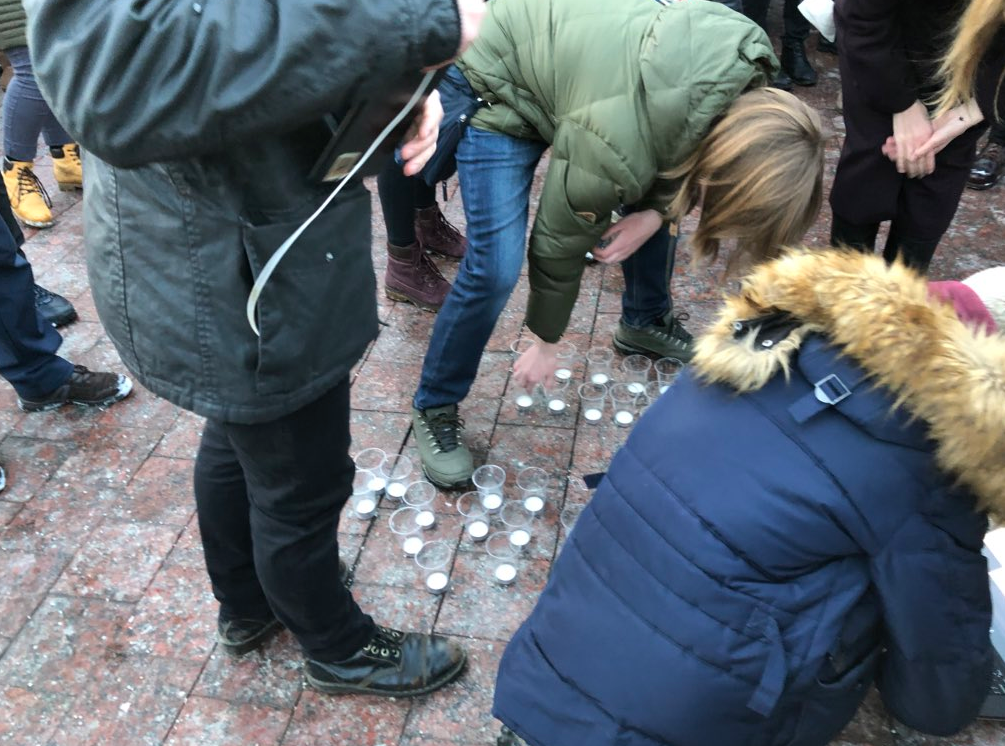 На улицах тысячи людей: в России траур по жертвам пожара в Кемерово