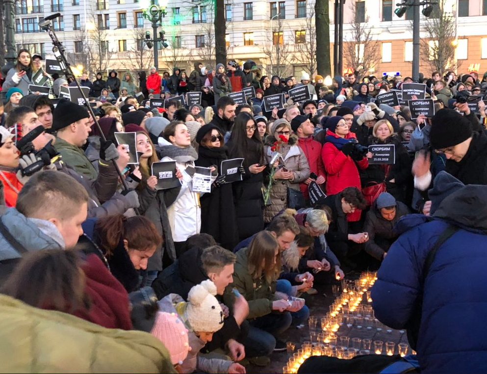 На вулицях тисячі людей: в Росії траур за жертвами пожежі у Кемерово