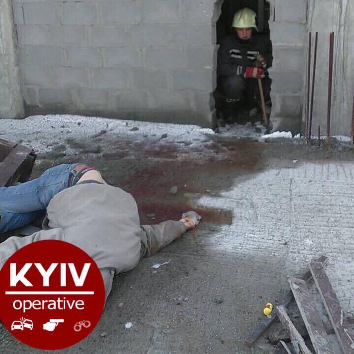 Упал с 21 этажа: в Киеве на стройке разбился парень. Опубликованы фото с места ЧП