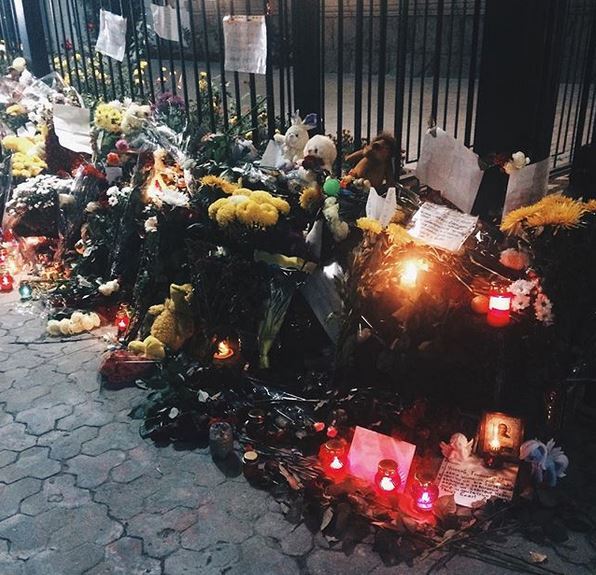 "Треба любити і жаліти": кияни несуть квіти та іграшки до посольства Росії. Фото і відео
