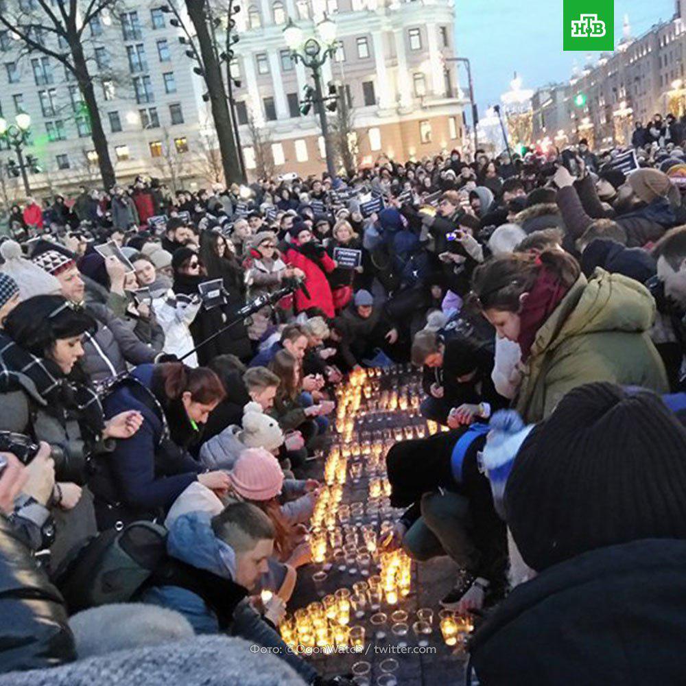 На улицах тысячи людей: в России траур по жертвам пожара в Кемерово