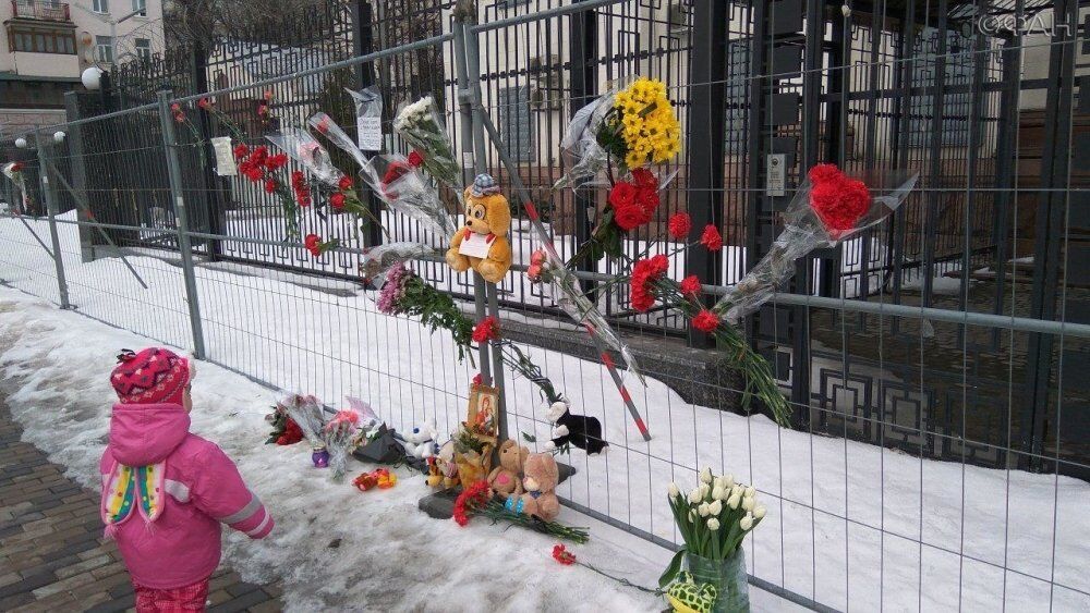 "Треба жаліти": кияни несуть квіти до посольства РФ