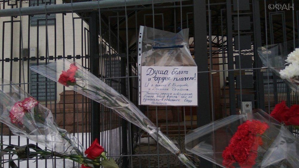 "Треба жаліти": кияни несуть квіти до посольства РФ