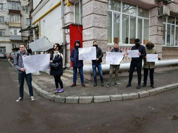 У посольства РФ в Киеве