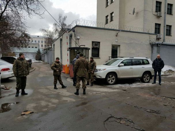 У посольства РФ в Киеве