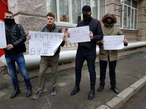 У посольства РФ в Киеве