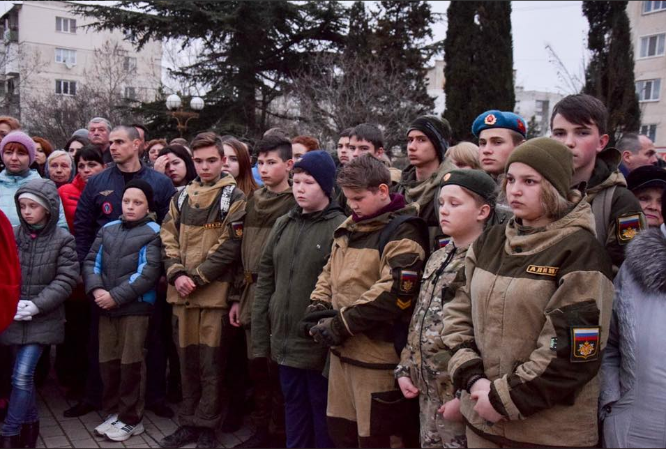 "Страшно смотреть": сеть возмутил день скорби в Крыму