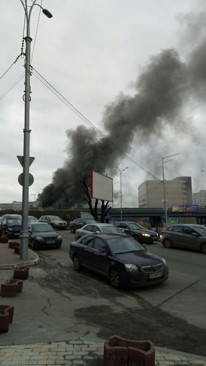 У Києві сталась масштабна пожежа: подробиці