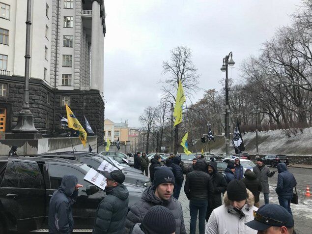 Сегодня в Киеве прошла акция протеста против разбитых украинских дорог и бездействия чиновников