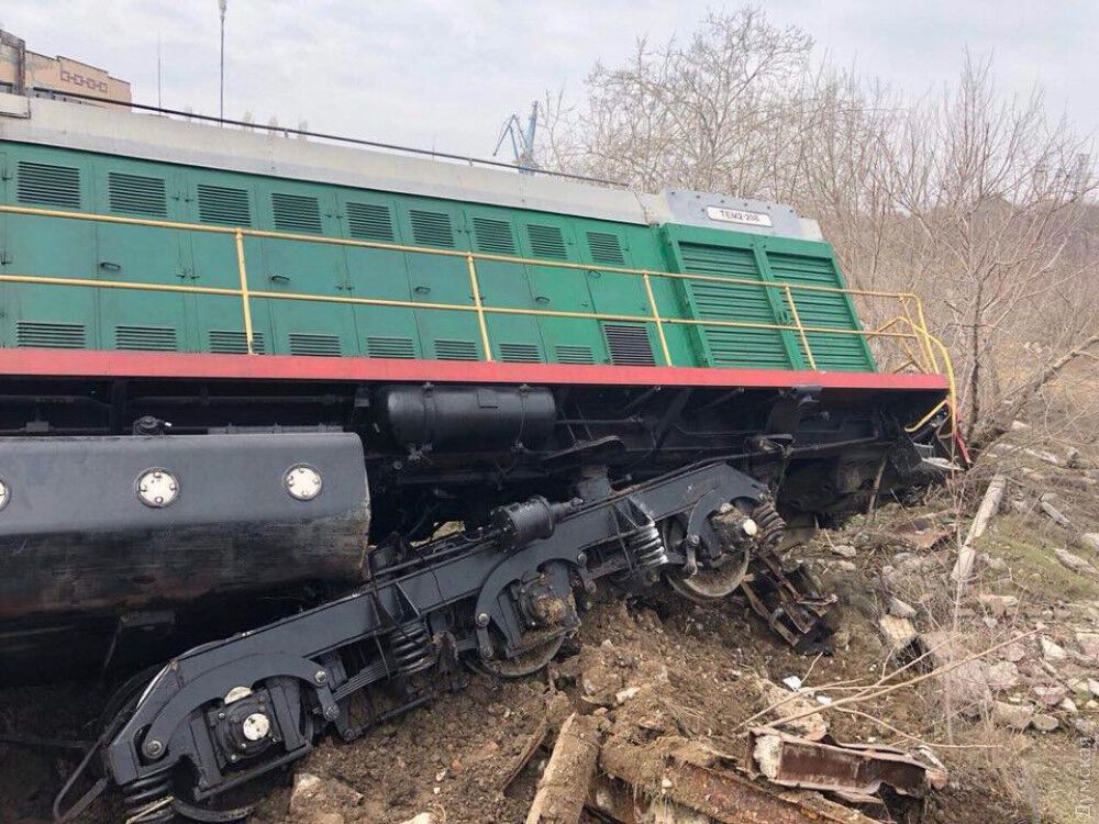 Под Одессой перевернулся поезд: опубликованы фото 