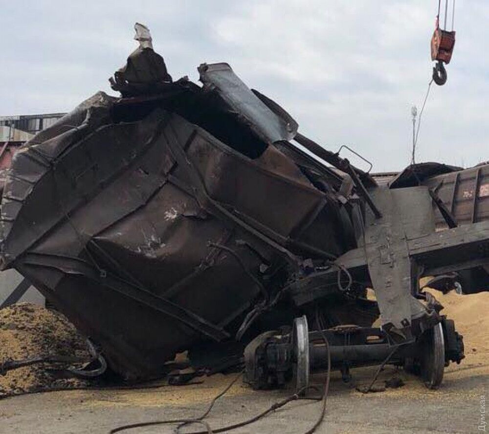 Під Одесою перекинувся потяг: опубліковані фото