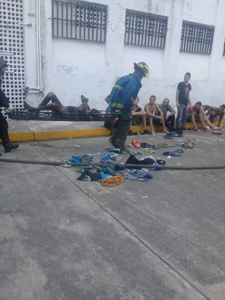 В Венесуэле заключенные устроили бунт в тюрьме: почти 70 жертв