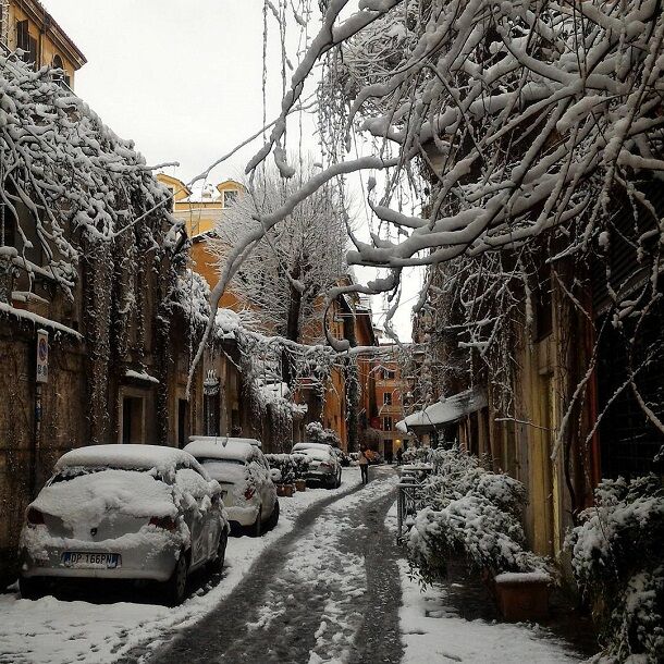 Рим впервые за много лет засыпало снегом: опубликованы фото