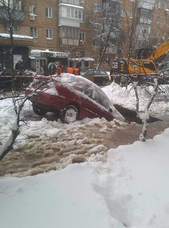 В Киеве посреди дороги прорвало трубу, авто ушло под землю