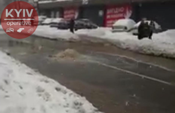 У Києві посеред дороги прорвало трубу, авто пішло під землю