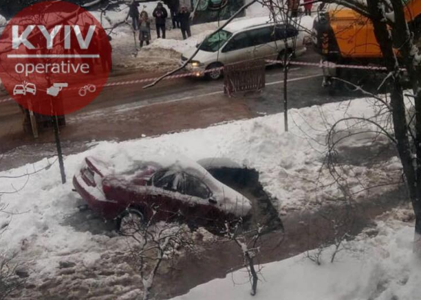 В Киеве посреди дороги прорвало трубу, авто ушло под землю