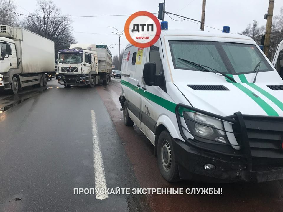 В Киеве инкассаторы угодили в жесткое ДТП с фурой
