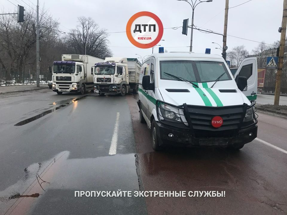 В Киеве инкассаторы угодили в жесткое ДТП с фурой