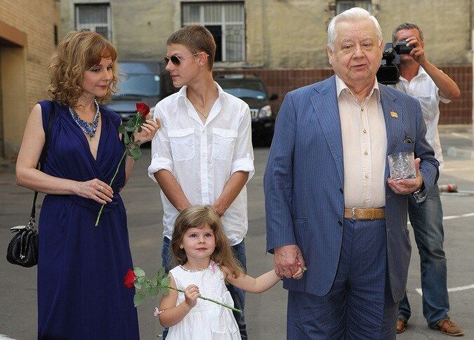 Олег Табаков с Мариной Зудиной, сыном Павлом и дочерью Машей
