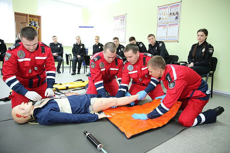 Навчать поліцейських і рятувальників: в Україні відкрили центр з підготовки парамедиків