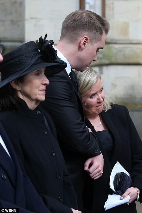 На похороны Хокинга пришел сыгравший его актер: трогательные фото
