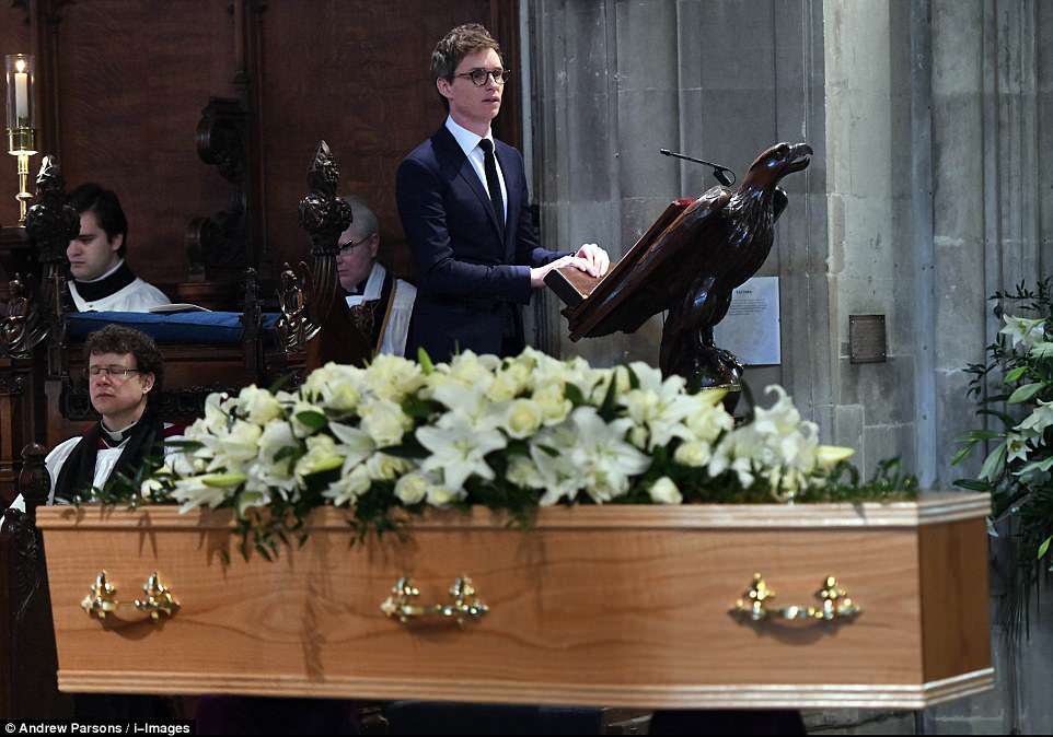 На похорон Хокінга прийшов зіграв його актор: зворушливі фото