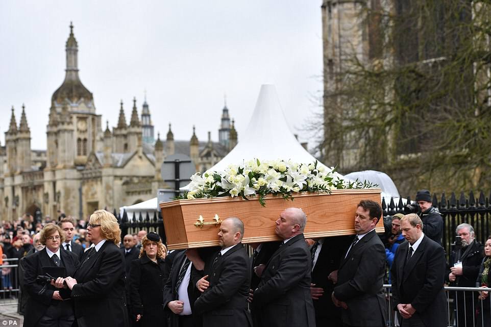 На похороны Хокинга пришел сыгравший его актер: трогательные фото