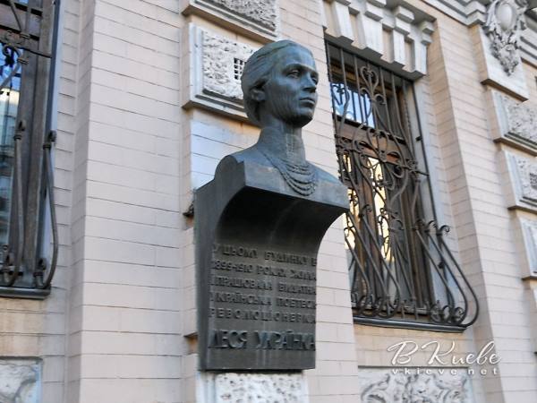 В Киеве украли бюст легендарной поэтессы