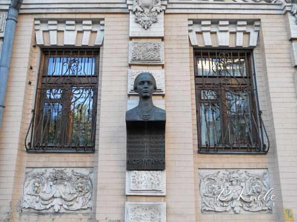 В Киеве украли бюст легендарной поэтессы